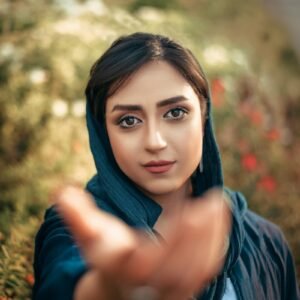 طرحة حرير وساتان سواريه بلمعة هادئة